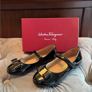 Salvatore Ferragamo Kids/Girls Black Patent  Dress Shoes with Bow
